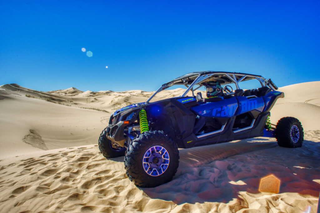 Vehiculo ATV estacionado sobre la s dunas de samalayuca